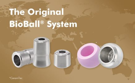 BioBall® Adpater in verschiedenen Größen sowie BioBall® Metall-Steckkopf und BioBall Delta Keramik-Steckkopf vor einer Weltkarte als Hintergrund