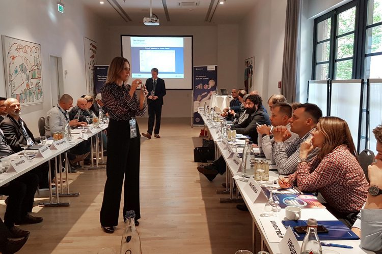 Merete-CEO Alexia Anapliotis presents the handling of the BioBall® AdapterSelector to interested participants