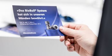„Das BioBall® System hast sich in unseren Händen bewährt.“: Eine Person hält eine Postkarte mit  diesem Zitat zum BioBall® System in der Hand